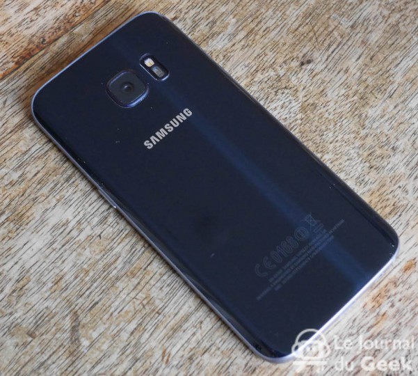 Le dos en verre du Galaxy S7.